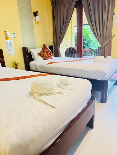 Tweepersoonskamer met twee aparte bedden en uitzicht op de tuin — Starlight Haadrin Resort